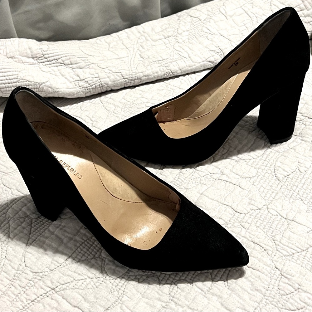 Banana Republic black pumps